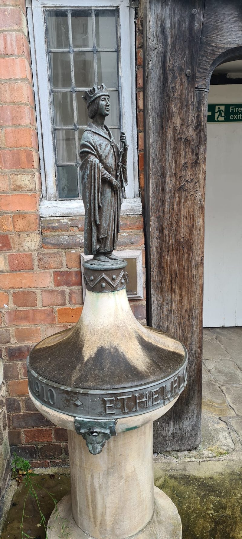 Statuette of Æthelflæd — detail